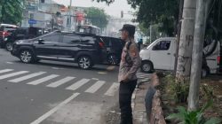 Anggota Polsek Metro Gambir laksanakan pengaturan lalu lintas sore hari di sekitar TL Holand Bakery