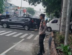 Anggota Polsek Metro Gambir laksanakan pengaturan lalu lintas sore hari di sekitar TL Holand Bakery