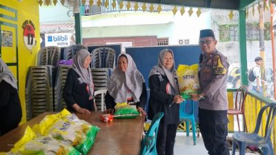 Dekat dengan Warga! Bhabinkamtibmas Karet Tengsin Sambangi RW 04, Warga Antusias Beli Beras SPHP