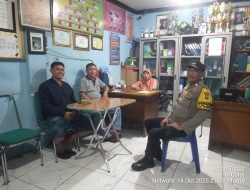 Sambangi Pos Kamling RW 03, Bhabinkamtibmas Galur Ajak Warga Jaga Keamanan Lingkungan