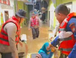 Polairud Polda Metro Jaya Evakuasi Warga Kebon Pala, Ketua RT: Apresiasi Tinggi dan Terima Kasih atas Kepedulian Polisi