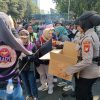 Polisi Humanis, Polwan Bagikan Air Mineral dan Roti ke Massa Ojol Demo di Jakpus